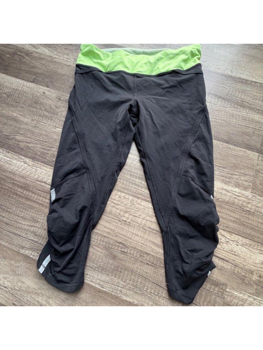 Lululemon Black & Green Waistband Cropped Leggings Size 6